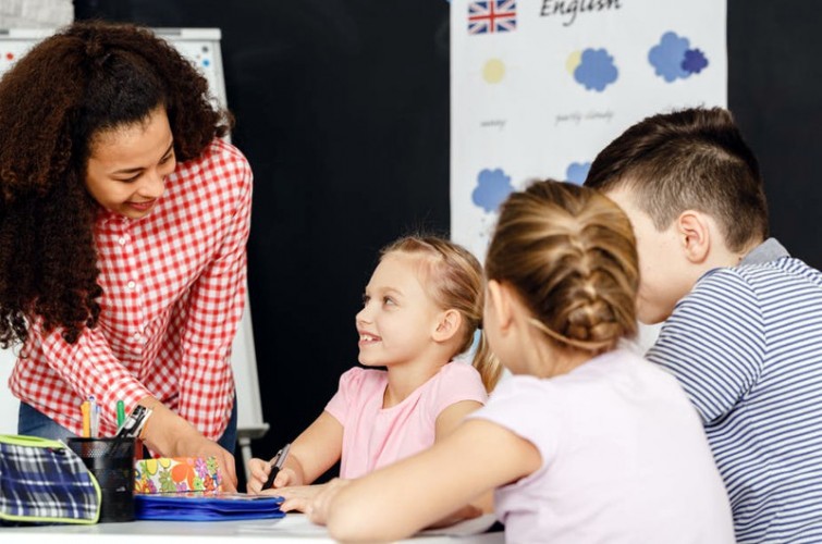 Depuis une quinzaine d’années, en effet, la sensibilisation à une langue et à une culture étrangère (LCE) fait partie des programmes de l’école élémentaire. (Shutterstock)