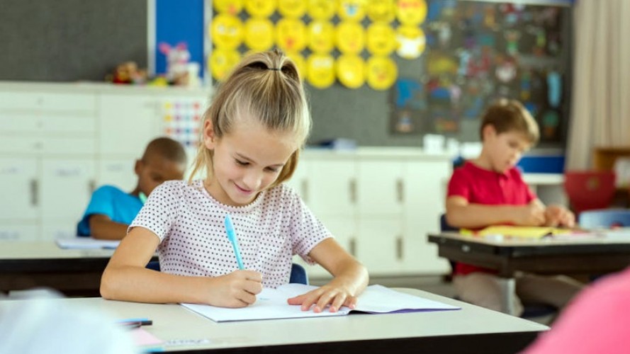 Les élèves ayant un faible niveau en orthographe, mais déjà un certain nombre de bases, profitent des dictées guidées pour les consolider. (Shutterstock)