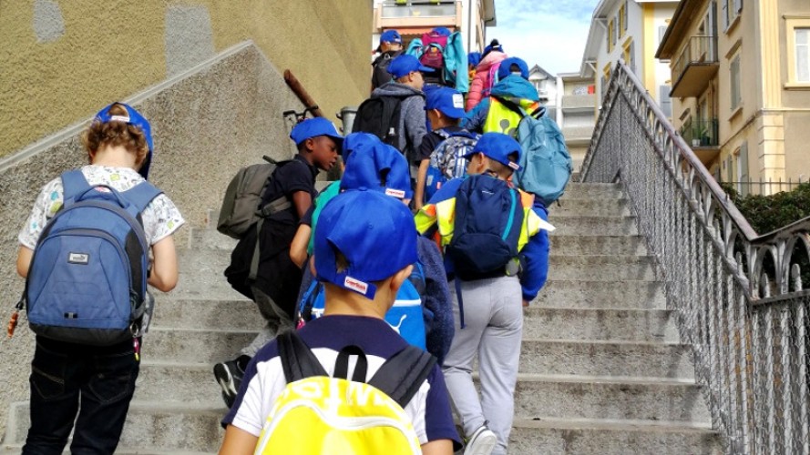 Les élèves s'apprêtent à retourner à l'école (D. Jeanrenaud)