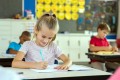 Les élèves ayant un faible niveau en orthographe, mais déjà un certain nombre de bases, profitent des dictées guidées pour les consolider. (Shutterstock)